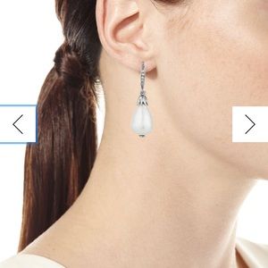 SINGLE Oscar de La Renta Classic Pearly Clip